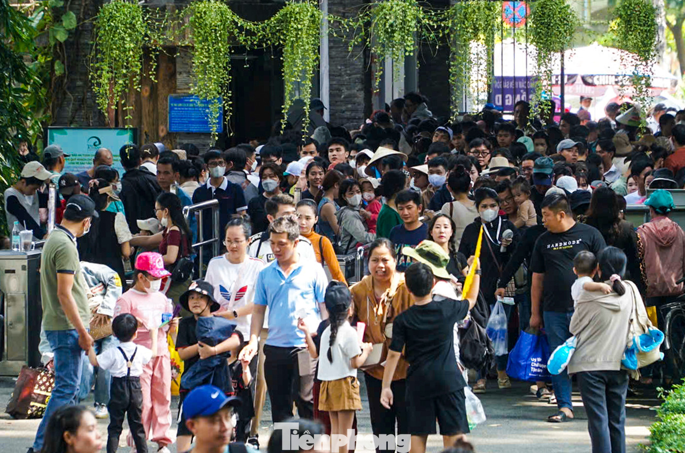 Thảo Cầm Viên đang nuôi dưỡng hơn 1.300 động vật thuộc 125 loài, trong đó có nhiều loài thuộc loại quý hiếm như: trĩ sao, chà vá, vượn má vàng, hươu vàng, báo lửa, báo gấm... Tại đây cũng có hơn 2.500 cây xanh với hơn 900 loài thực vật được bảo tồn.