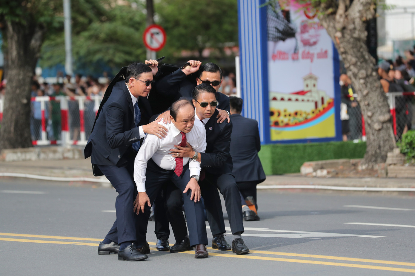 Yếu nhân được các cảnh vệ che chắn.