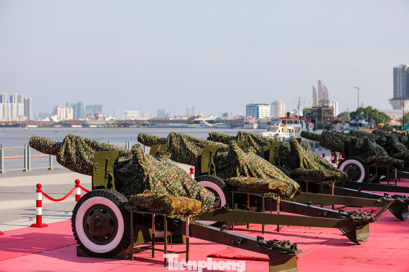 Tại bến Bạch Đằng, ngoài phần diện tích dùng để lắp đặt các khẩu pháo, vẫn còn lối đi để người dân và du khách tham quan.