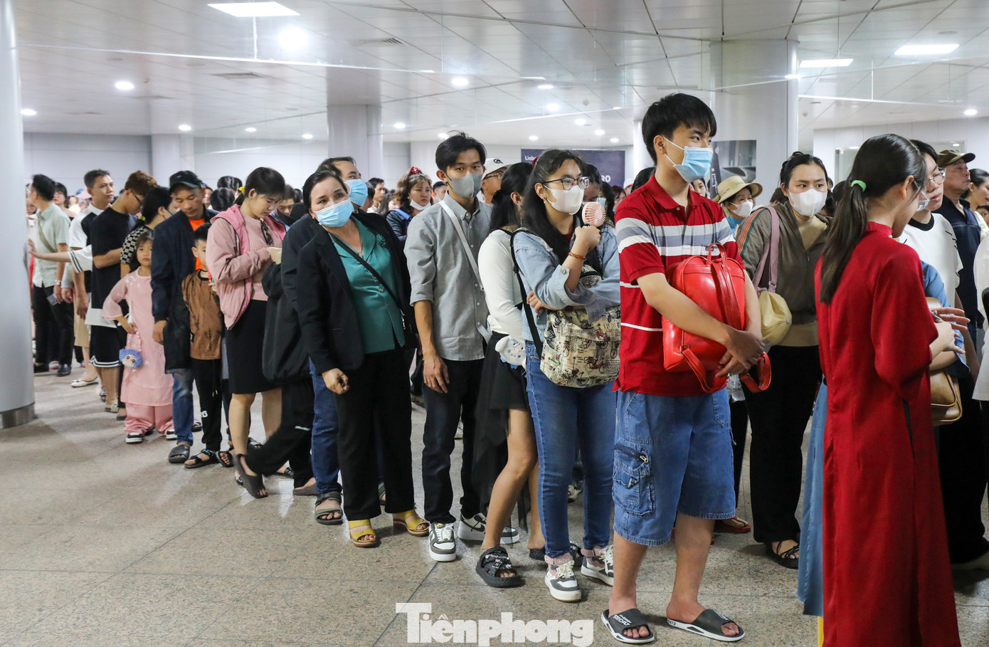 Hành khách xếp hàng dài chờ mua vé tại nhà sa Suối Tiên vào trưa mùng 2 Tết Ất Tỵ 2025