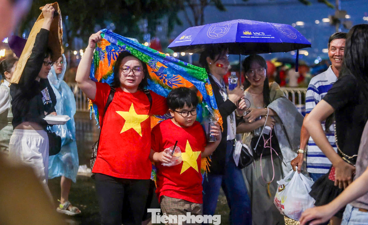 Lúc 19h30, cơn mưa bất ngờ xuất hiện, mọi người tìm nơi trú mưa trước các khách sạn, quán cà phê… ở gần bến Bạch Đằng.