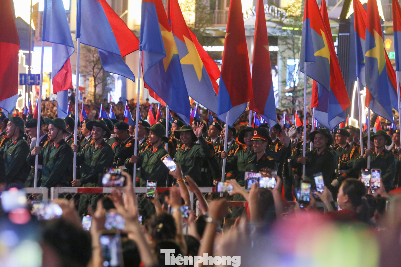 Các lực lượng quân đội, công an diễu binh, diễu hành trên đường Lê Lợi - Nam Kỳ Khởi Nghĩa (quận 1). Các góc đường tại đây đông kín người theo dõi, cổ vũ.