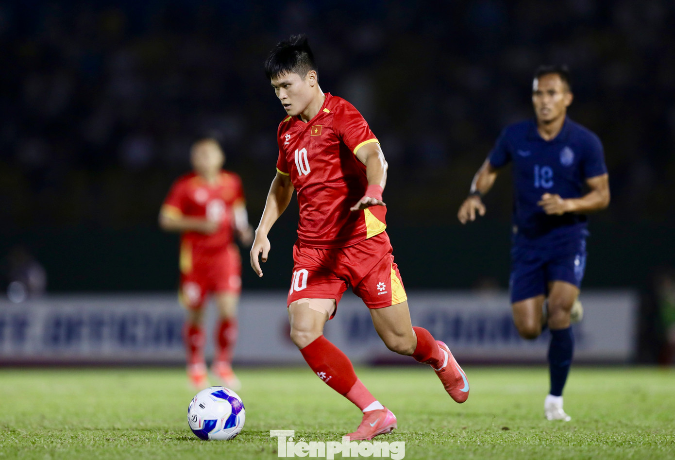 Đội hình xuất phát của Việt Nam có một vài sự thay đổi đáng chú ý, với Tuấn Hải đảm nhận vị trí cao nhất trên hàng công, trong khi Việt Hưng được bố trí đá chính ở hành lang trái.