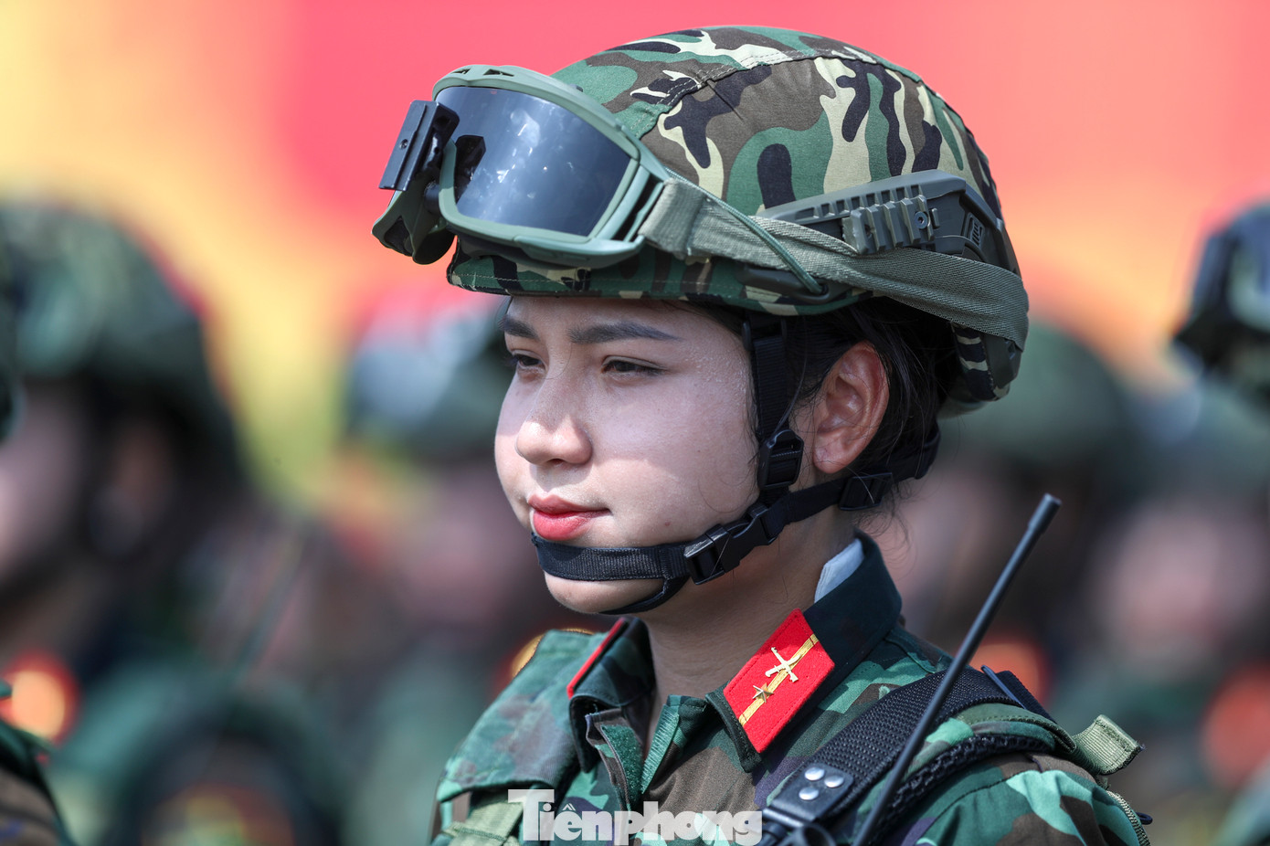 Nhiệt độ ngoài trời hơn 37 độ C, nhưng các nữ chiến sĩ vẫn tích cực luyện tập, chuẩn bị cho lễ diễu binh, diễu hành kỷ niệm 50 năm Ngày Giải phóng miền Nam.