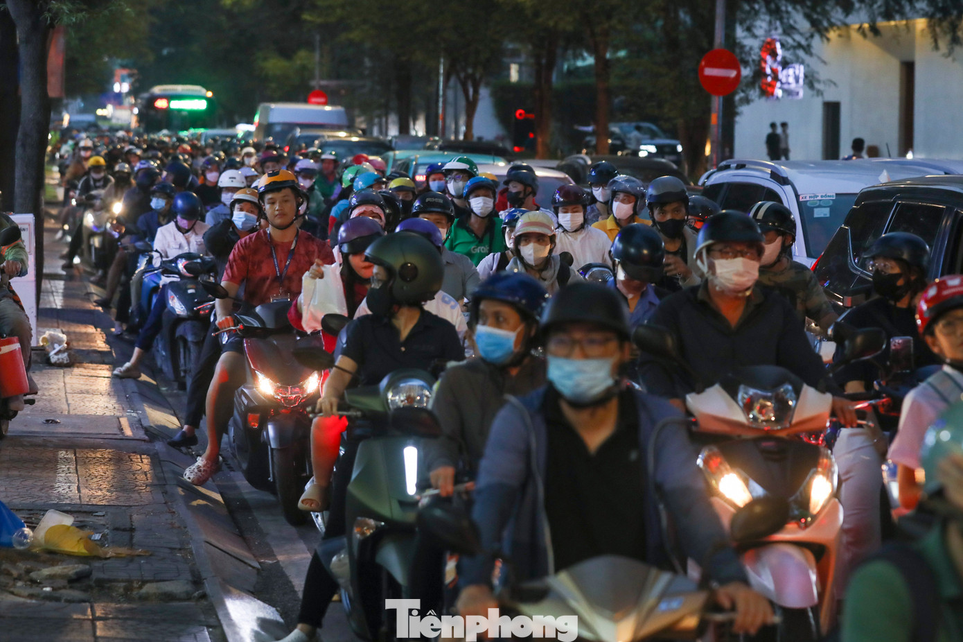 Các phương tiện nối đuôi nhau cùng chờ đèn đỏ, không có phương tiện chen lên để leo vỉa hè. Các phương tiện nối đuôi nhau cùng chờ đèn đỏ, không có phương tiện chen lên để leo vỉa hè.