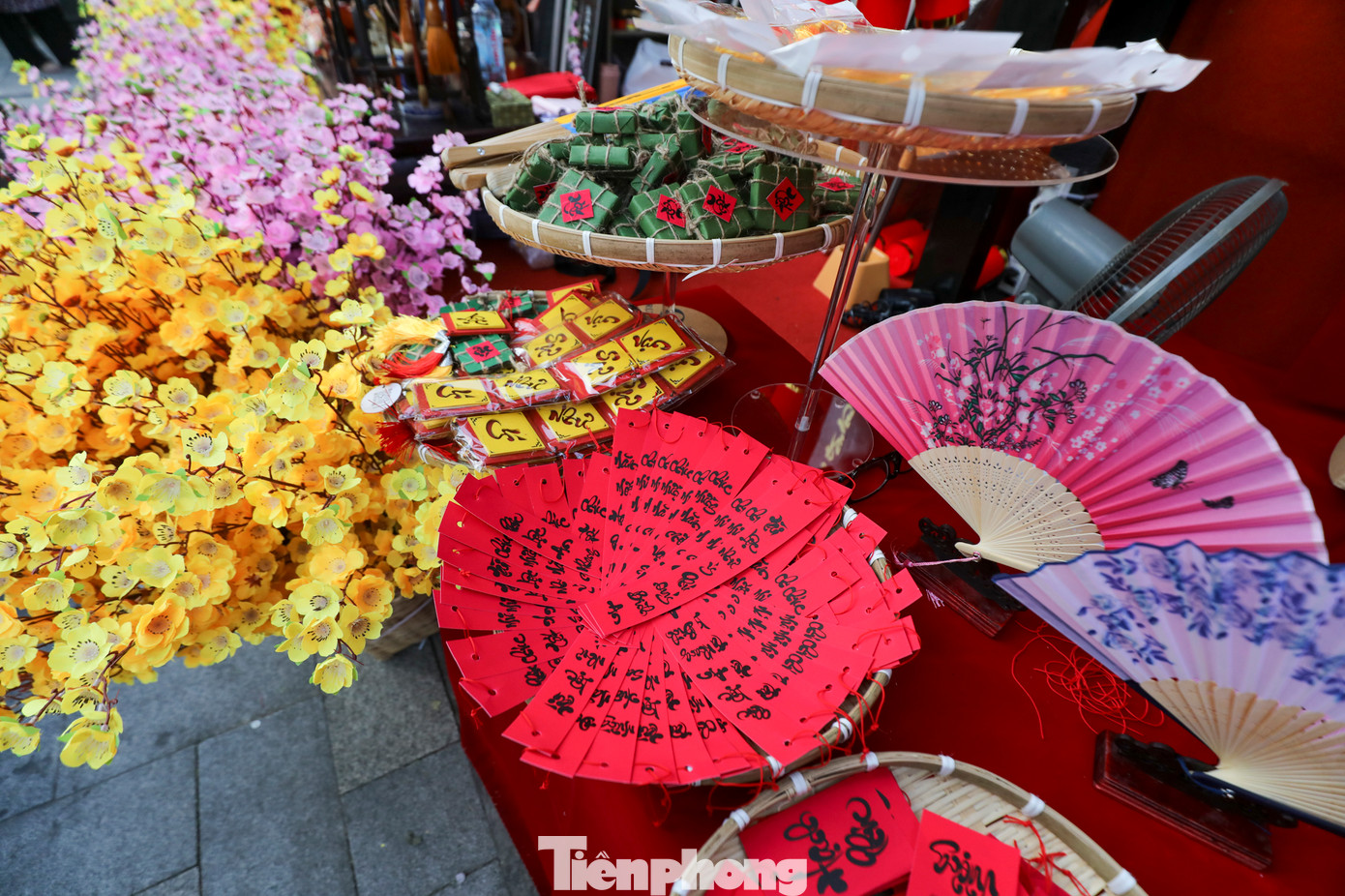 Các gian hàng tại phố Ông đồ năm nay khá đa dạng. Những mặt hàng được bày bán nhiều nhất là bao lì xì, quạt, đồ trang trí...