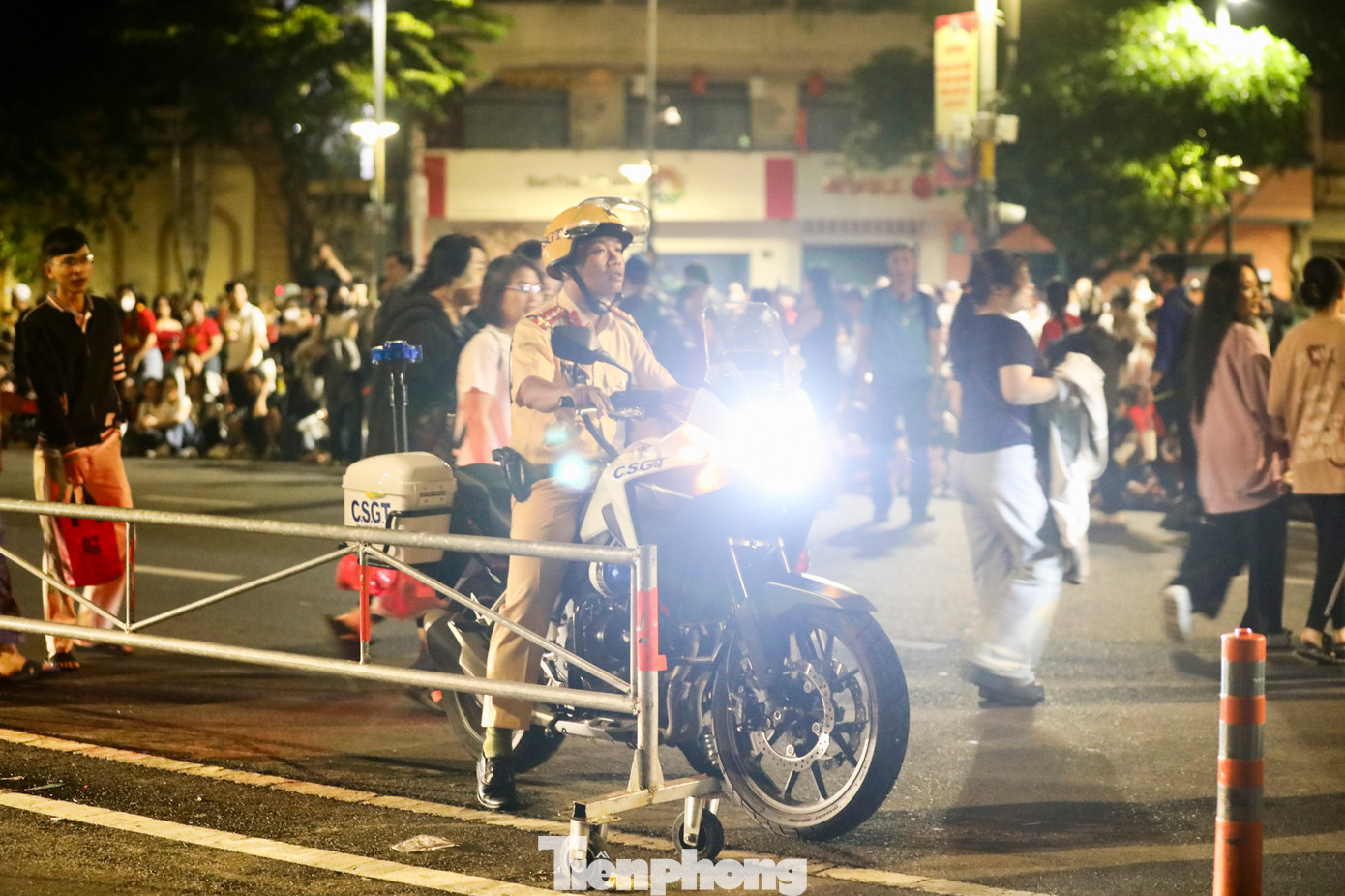 Lực lượng chức năng làm việc hết công suất để tránh xảy ra ùn tắc.