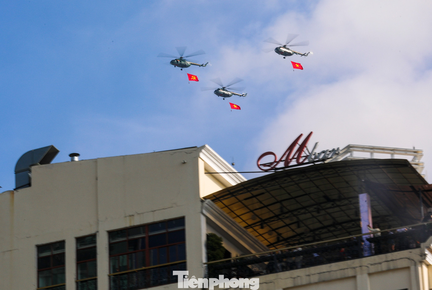 Trực thăng khi tiến vào không phận trung tâm quận 1 hạ dần độ cao.