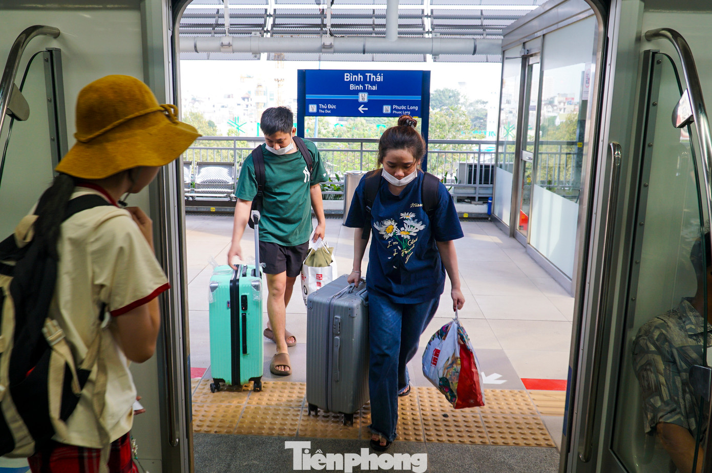 Tuyến metro số 1 cũng đón lượng khách đi lại đông đảo. Lượng người đi metro để về quê tăng nhiều lần hơn so với nhiều ngày trước.
