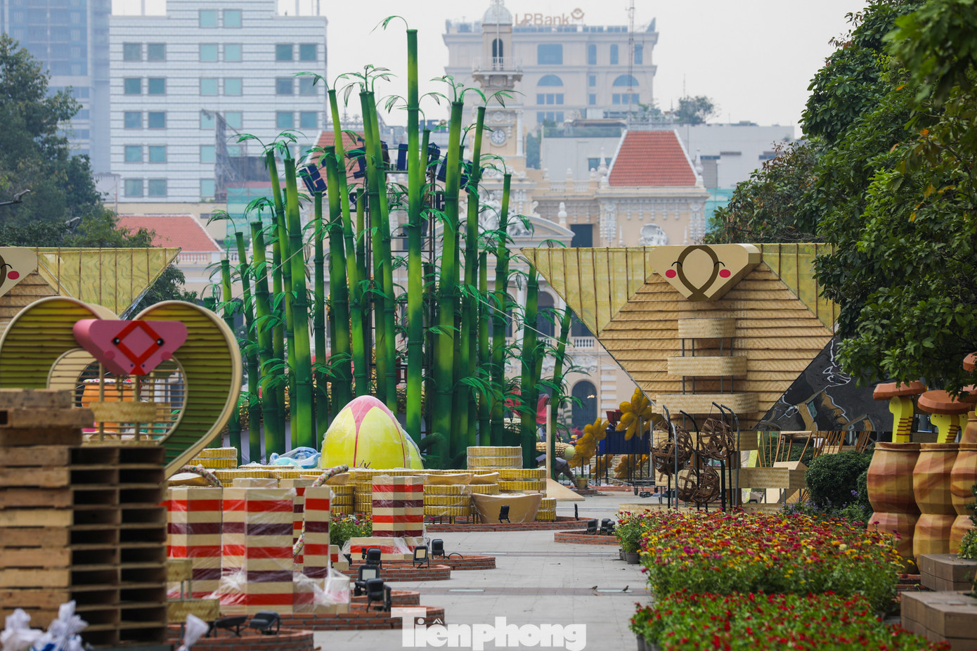 Thời gian thi công đường hoa kéo dài đến 12 giờ ngày 27/1 (tức 28 tháng chạp năm Giáp Thìn).