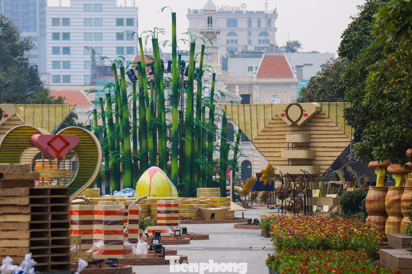 Thời gian thi công đường hoa kéo dài đến 12 giờ ngày 27/1 (tức 28 tháng chạp năm Giáp Thìn).