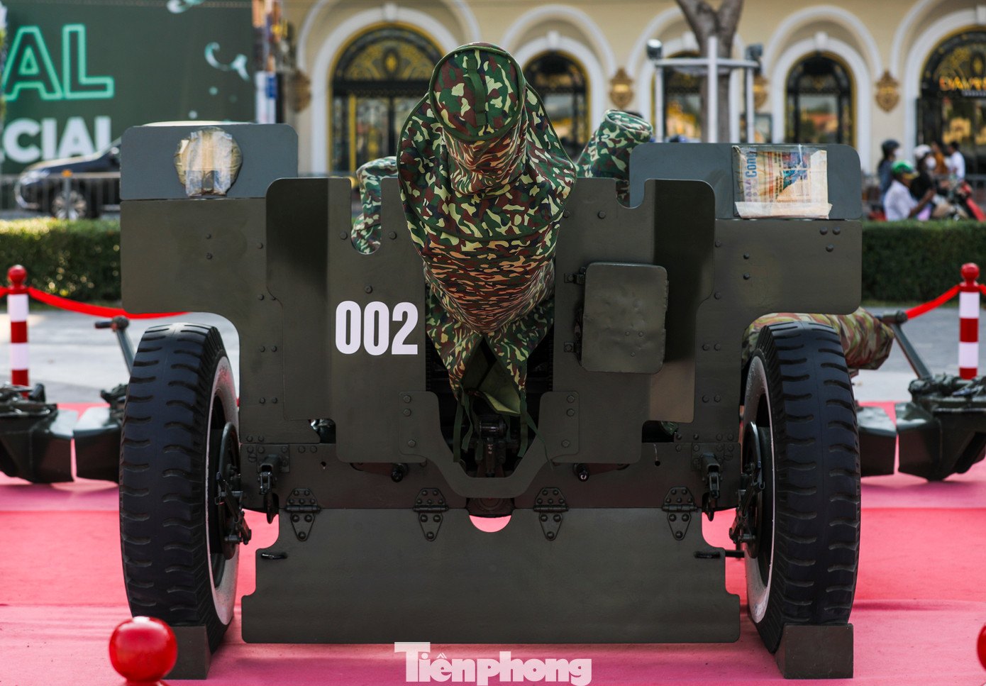 Từng khẩu đại bác được che chắn cẩn thận, đảm bảo phục vụ cho ngày đại lễ 30/4.