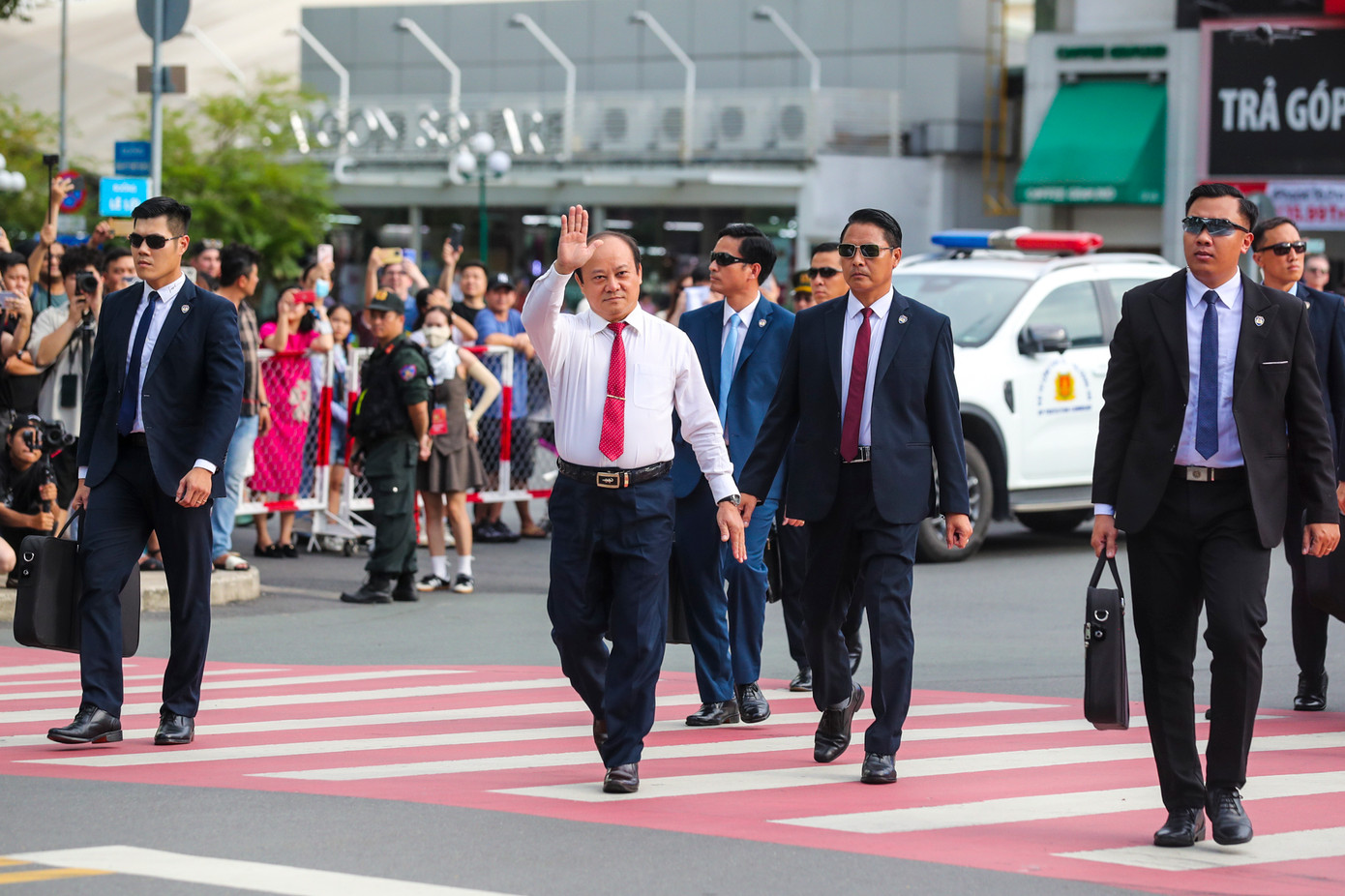 Tình huống giả định là, yếu nhân đi trên đường Lê Lợi chào hỏi người dân. Lực lượng cảnh vệ trong trang phục vest đen, cầm cặp đen, đi xung quanh để bảo vệ.