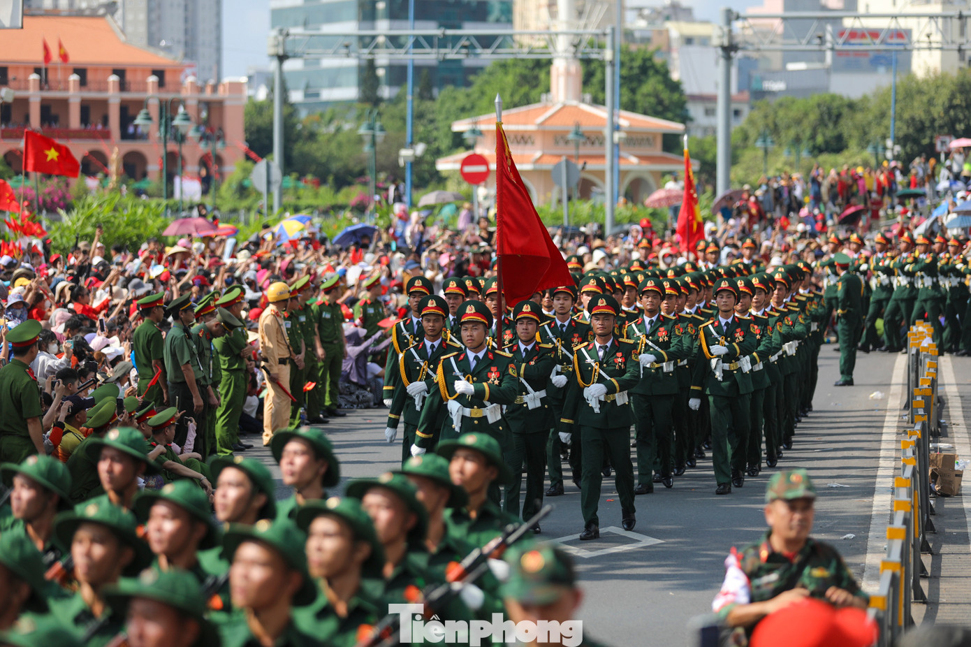 Các khối diễu binh, diễu hành đi qua đường Tôn Đức Thắng.