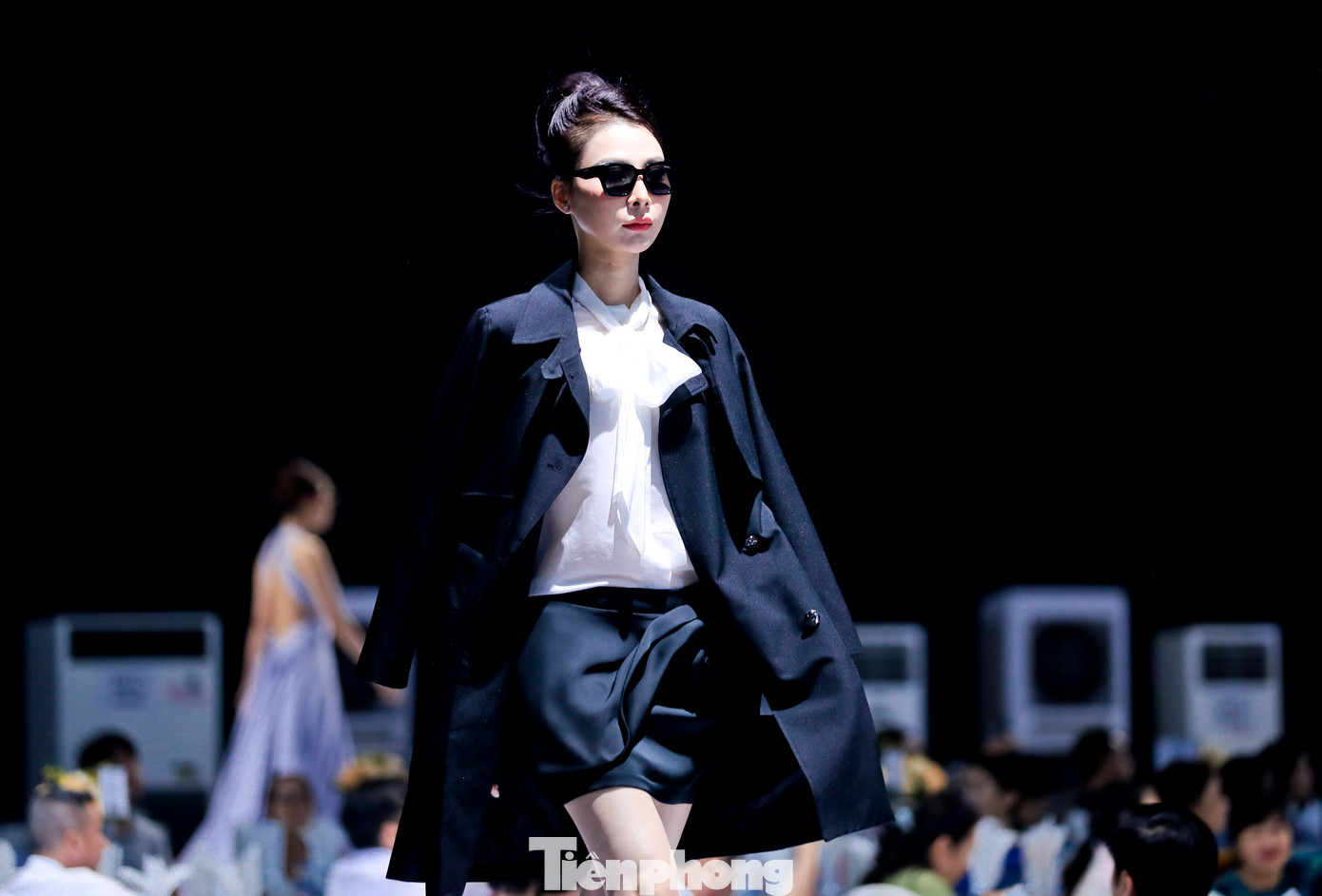 Những trang phục mà NTK Việt Hùng mang đến trong lễ khánh thành nhà máy sản xuất vải may mặc Thái Tuấn gây ấn tượng mạnh với những quan khách tham dự.