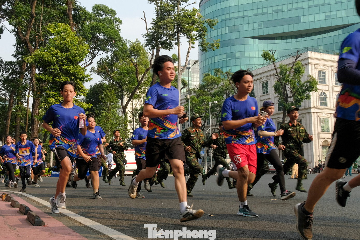 Hàng nghìn người tham gia Ngày chạy Olympic vì sức khỏe toàn dân ở TPHCM.
