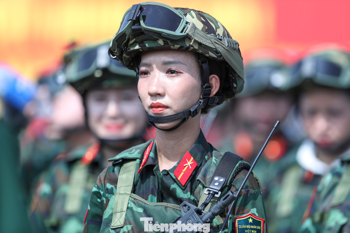 Nhiệt độ ngoài trời hơn 37 độ C, nhưng các nữ chiến sĩ vẫn tích cực luyện tập, chuẩn bị cho lễ diễu binh, diễu hành kỷ niệm 50 năm Ngày Giải phóng miền Nam.