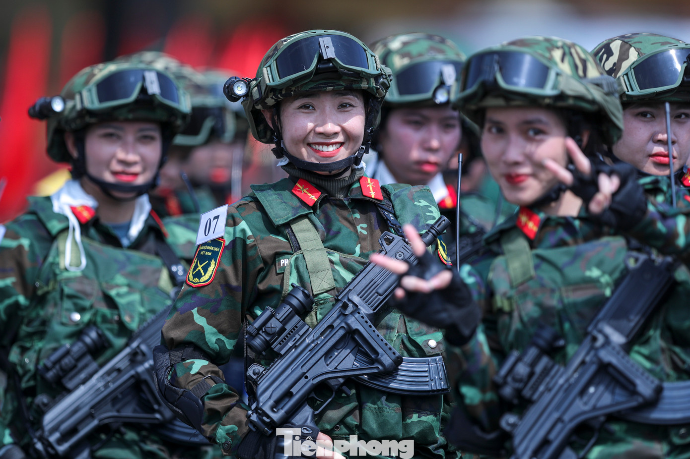 Tiết trời nắng nóng không ngăn được quyết tâm của các nữ chiến sĩ.