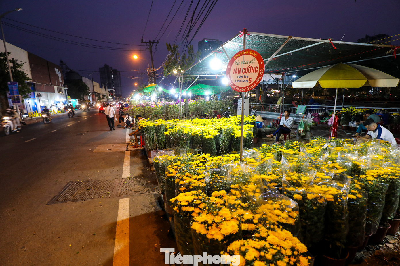 Chợ hoa Tết khá thưa vắng trong chiều tối 27 Tết.