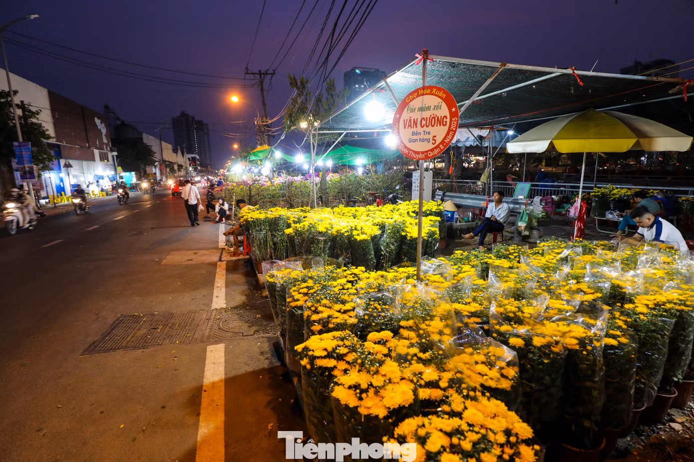 Chợ hoa Tết khá thưa vắng trong chiều tối 27 Tết.