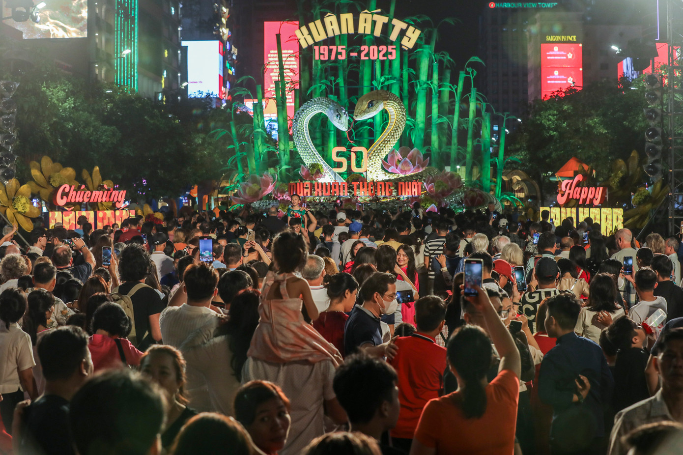 Cặp đôi linh vật rắn trên đường hoa Nguyễn Huệ được đặt tên Kim Tỵ và Ngân Tỵ với chiều dài lần lượt là 42m và 25m toàn thân uốn lượn 3 vòng đan xen lẫn nhau, tạo thành đế rộng hơn 11m, độ cao tính từ phần thân tiếp giáp với nền hoa đến đỉnh đầu cao trên 6m.