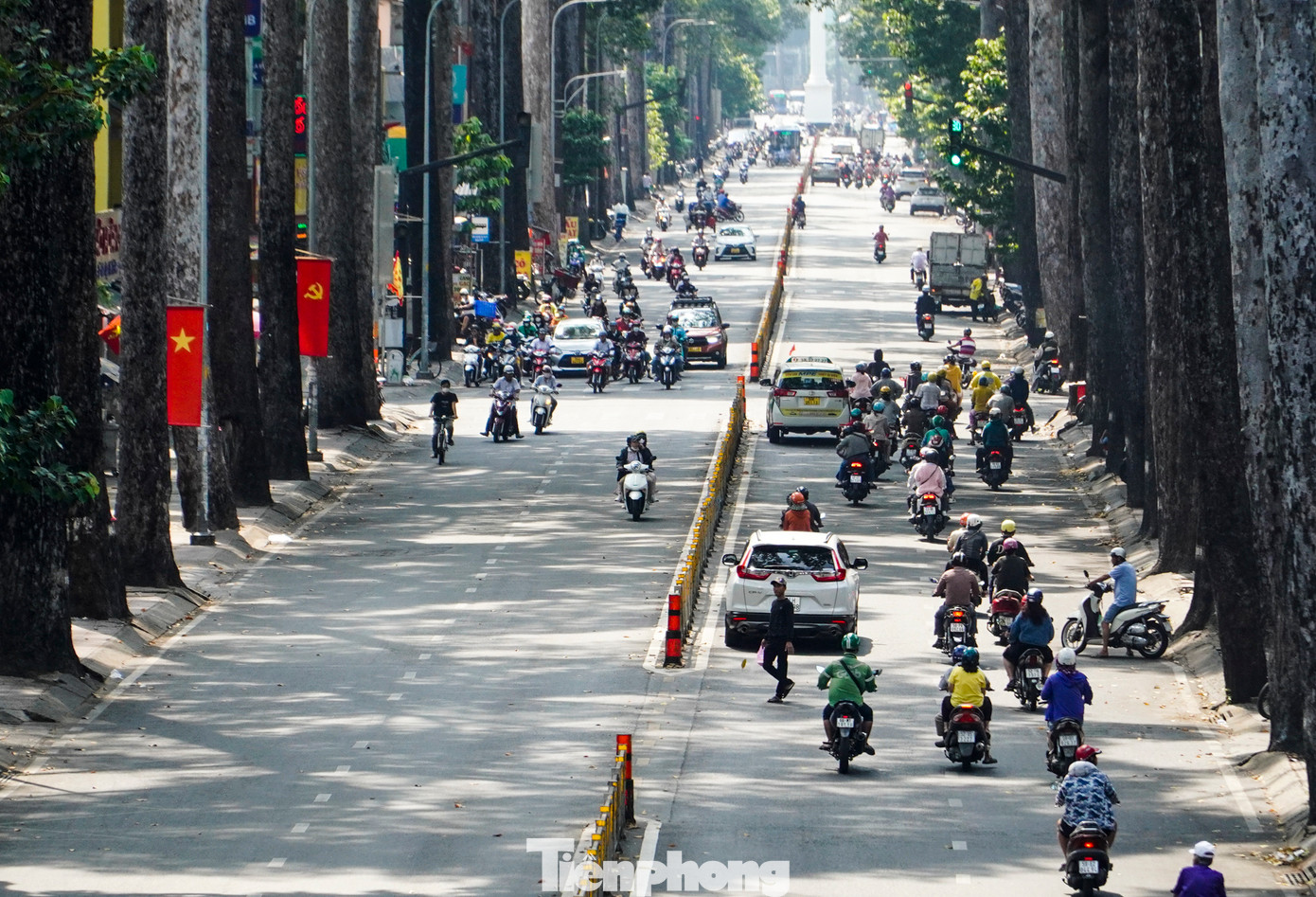 Theo ghi nhận, dù không phải giờ cao điểm nhưng các tuyến đường trung tâm như Phạm Ngọc Thạch, Lê Duẩn (Quận 1), đường Nguyễn Tri Phương (Quận 10) dòng xe nhộn nhịp.