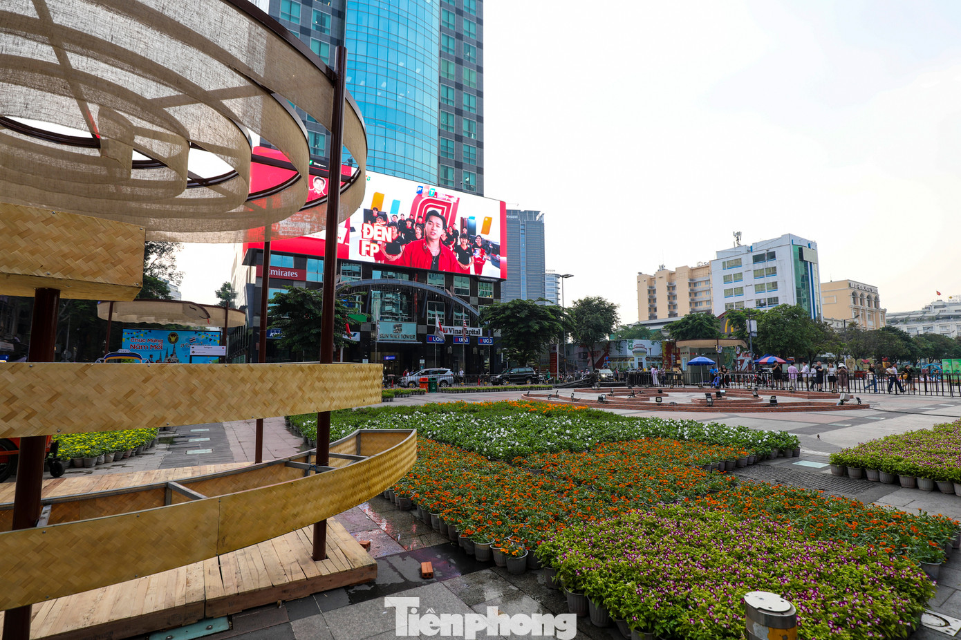 Đường hoa tết năm nay sử dụng một khối lượng lớn hoa làm nền, ước tính tổng cộng lên đến 109.000 giỏ hoa các loại.