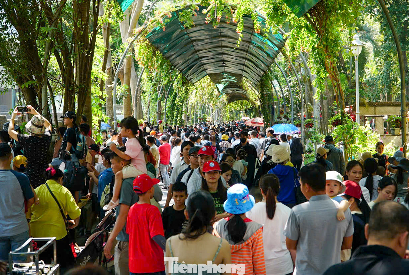 Đến gần trưa, lượng du khách đến tham quan Thảo Cầm Viên vẫn không có dấu hiệu hạ nhiệt. Số lượng khách quá đông nên phải mất từ 20 – 30 phút mới có thể mua được vé vào cổng.