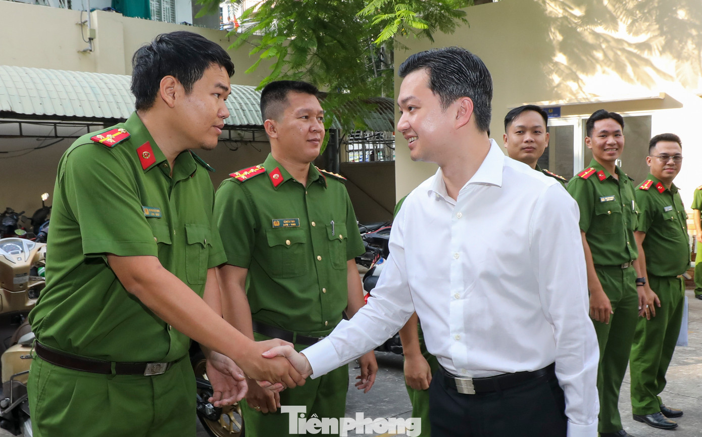 Bí thư T.Ư Đoàn Nguyễn Minh Triết thăm và chúc Tết các đơn vị làm nhiệm vụ xuyên Tết. Ảnh: DUY ANH