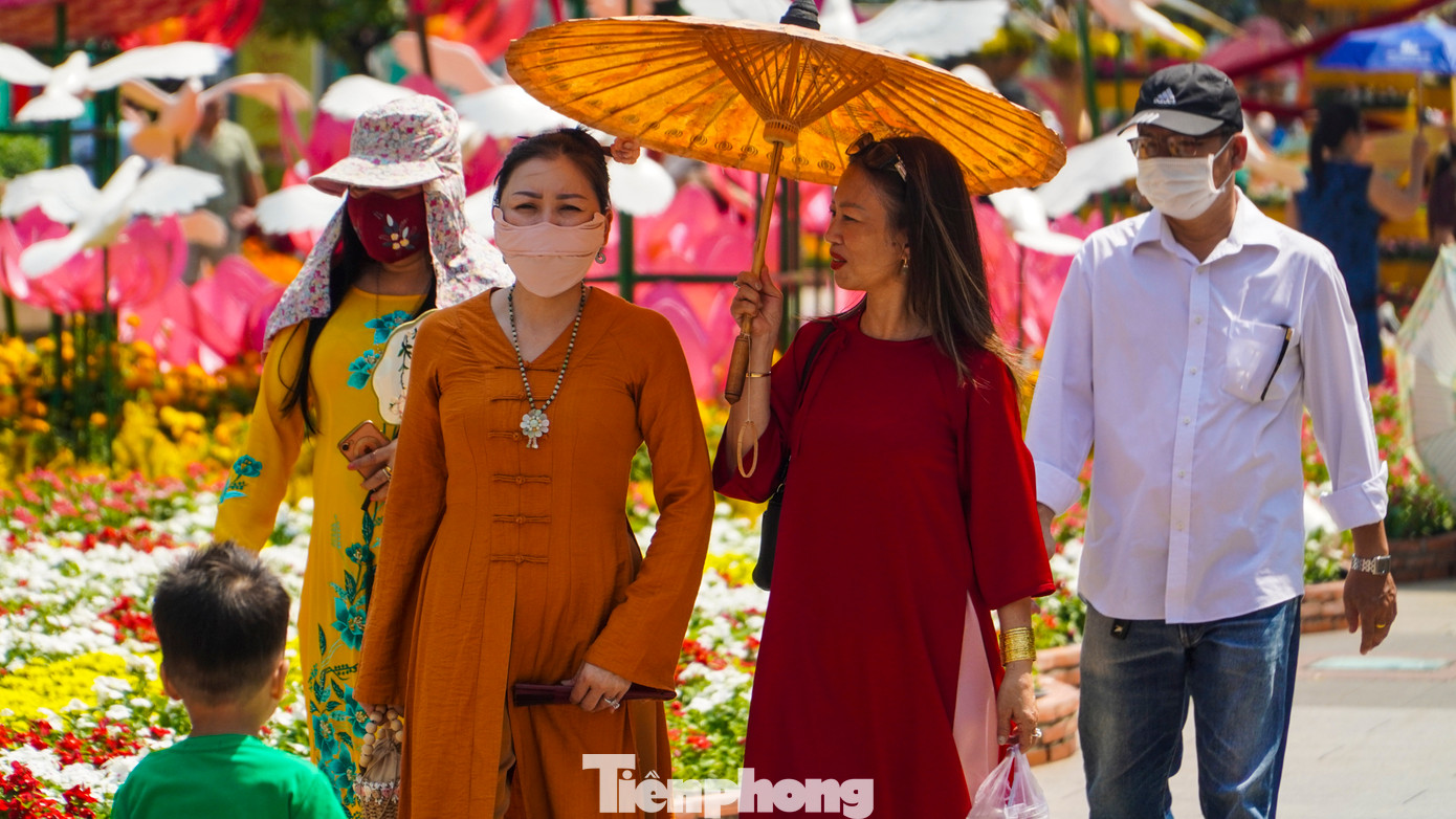 Dù đã trang bị ô, cái nắng gay gắt vẫn khiến không ít nữ du khách mệt mỏi.