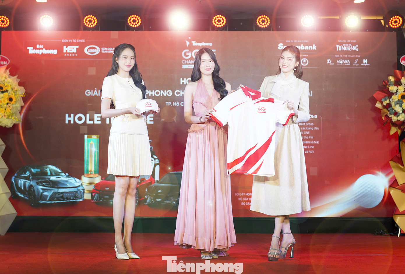 Các đại sứ Giải Tiền Phong Golf Championship - Non sông một dải giới thiệu áo đấu của giải.