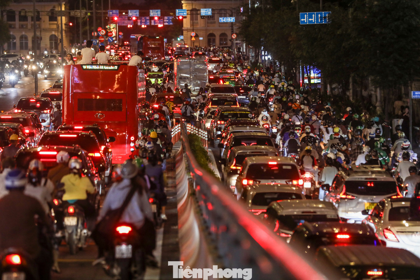 Hướng từ cầu Ba Son về đường Đinh Tiên Hoàng (quận 1) ken cứng các phương tiện giao thông. Hướng từ cầu Ba Son về đường Đinh Tiên Hoàng (quận 1) ken cứng các phương tiện giao thông.