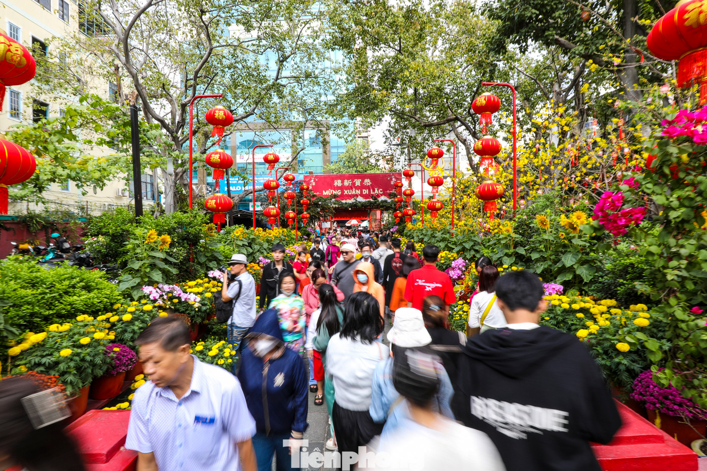 Lượng người đến dâng hương càng về chiều càng đông khiến các lối đi lại từ ngoài sân đến bên trong các điện đều chật kín người dân.