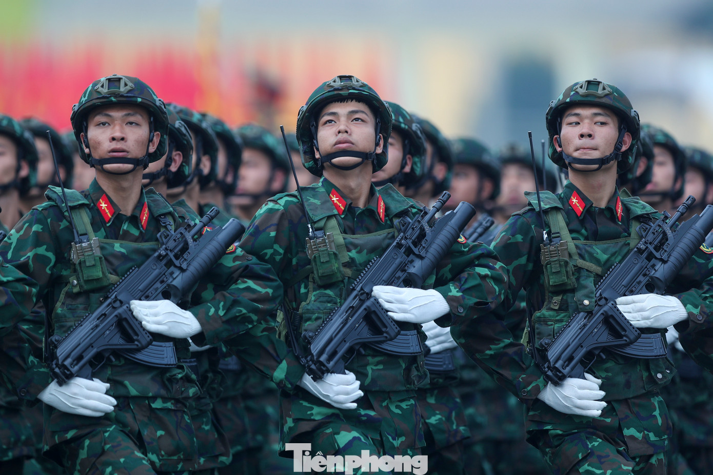 Phần diễu hành kế tiếp gồm 12 khối do TPHCM đảm nhiệm.