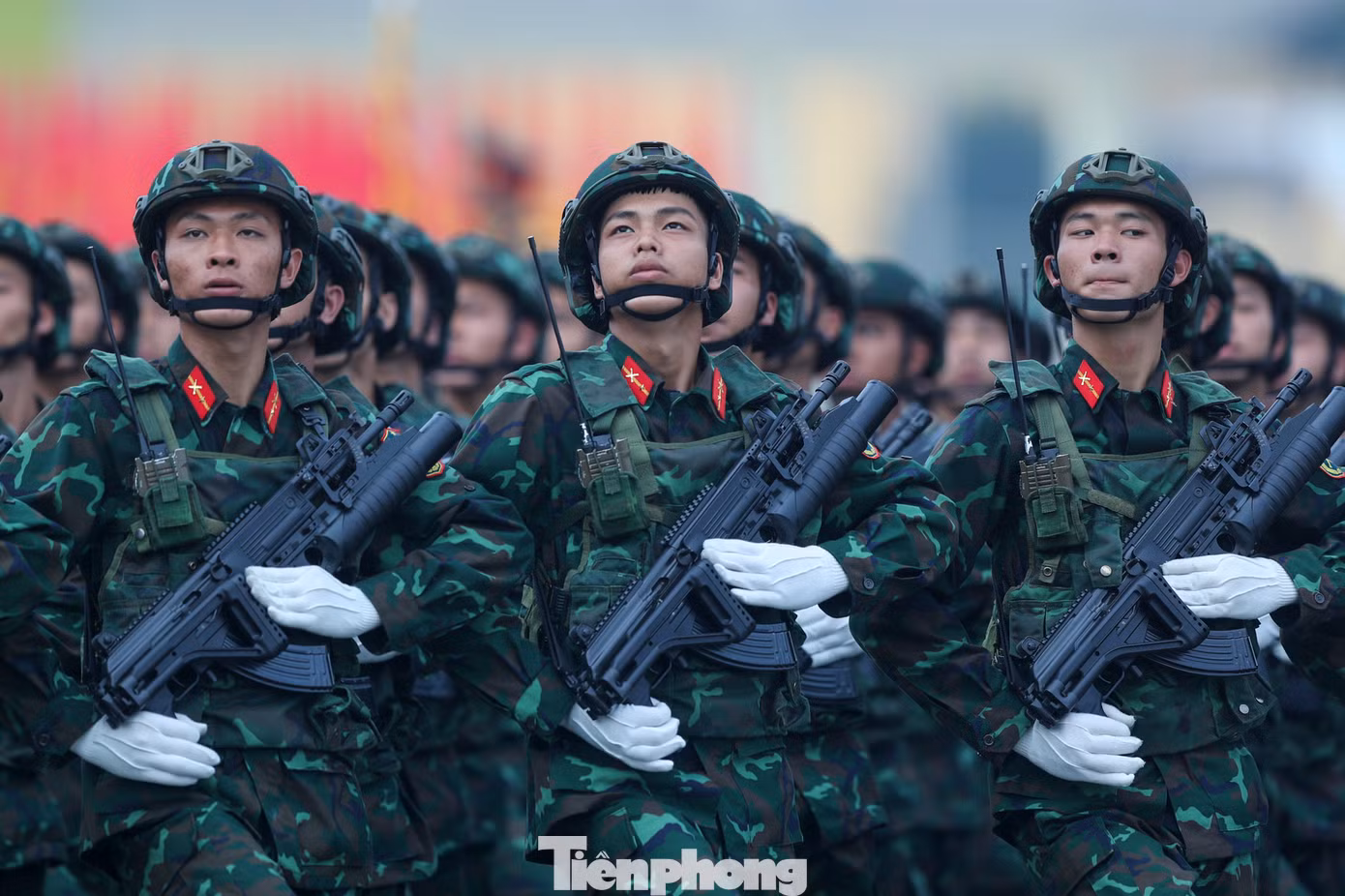 Phần diễu hành kế tiếp gồm 12 khối do TPHCM đảm nhiệm.