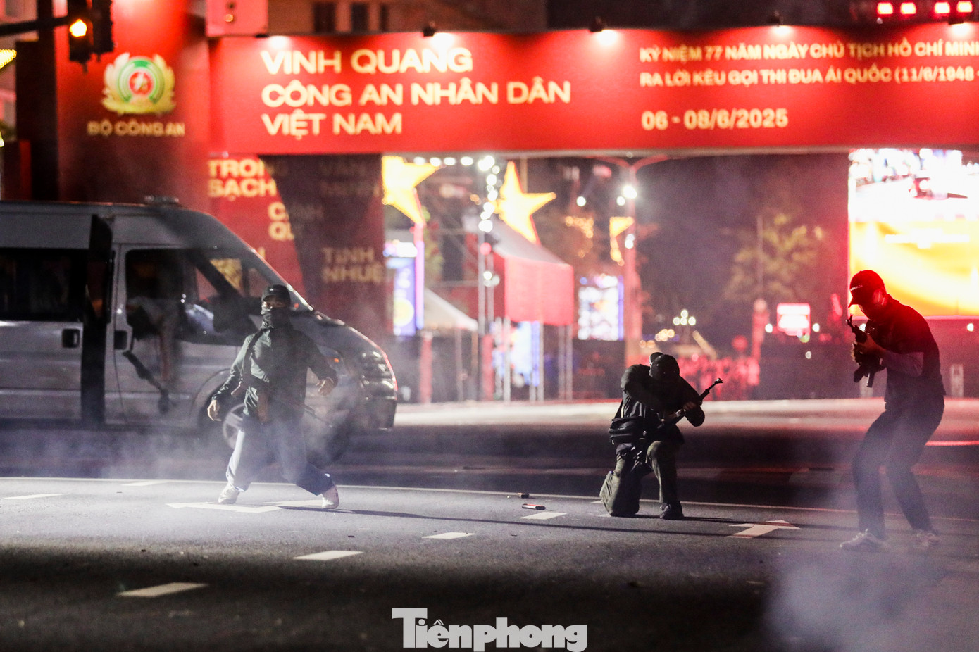 Chưa đầy 5 phút, những tên khủng bố bị tiêu diệt.