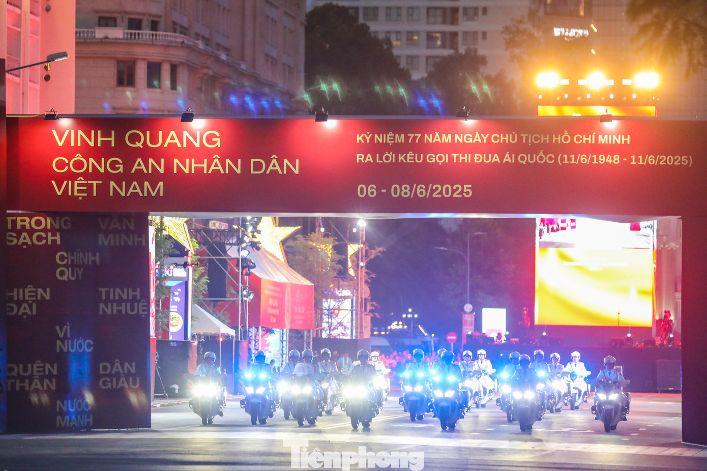 Đoàn mô tô chuyên dụng bảo vệ yếu nhân của lực lượng cảnh vệ.