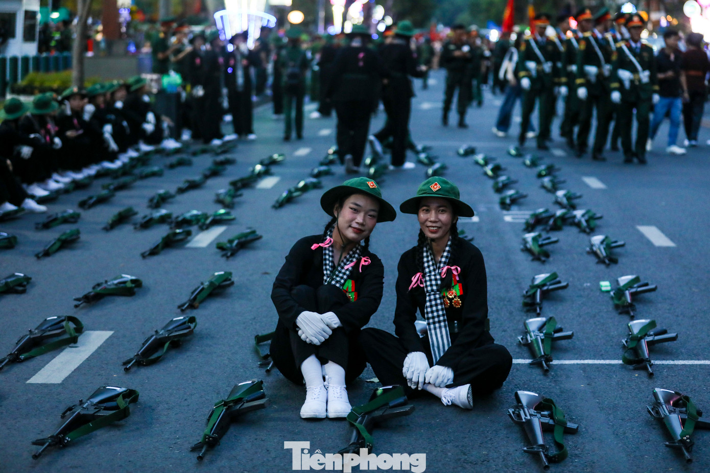 Không có hàng rào vô hình nào ngăn cách giữa các khối diễu hành và người dân.