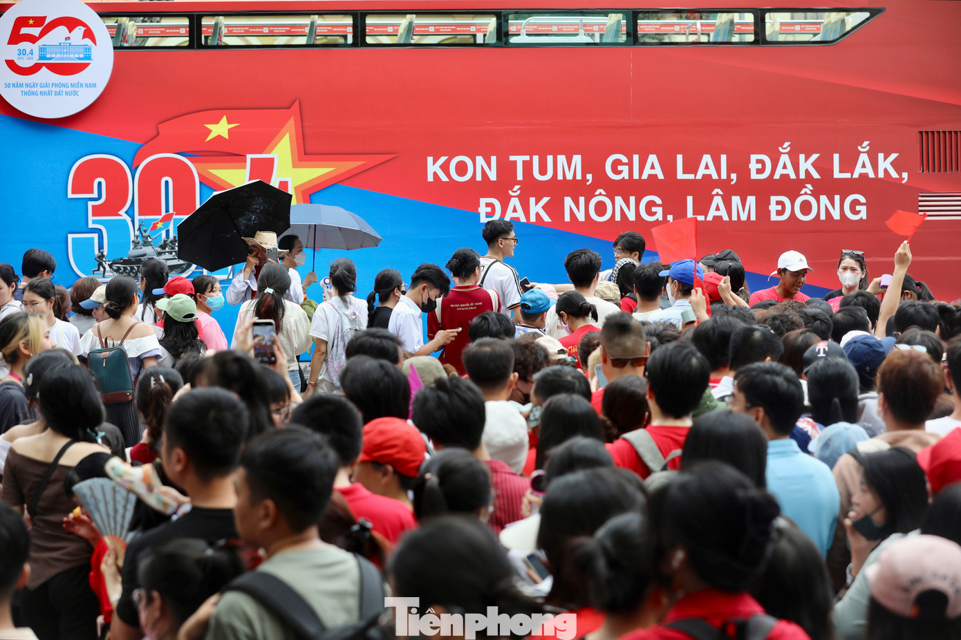 Theo ghi nhận của phóng viên, đến khoảng 15h45, dòng người đổ về đường Lê Duẩn ngày một đông. Lực lượng cảnh sát cơ động và cảnh sát giao thông có mặt phải liên tục điều phối nhằm tránh ùn tắc giao thông.