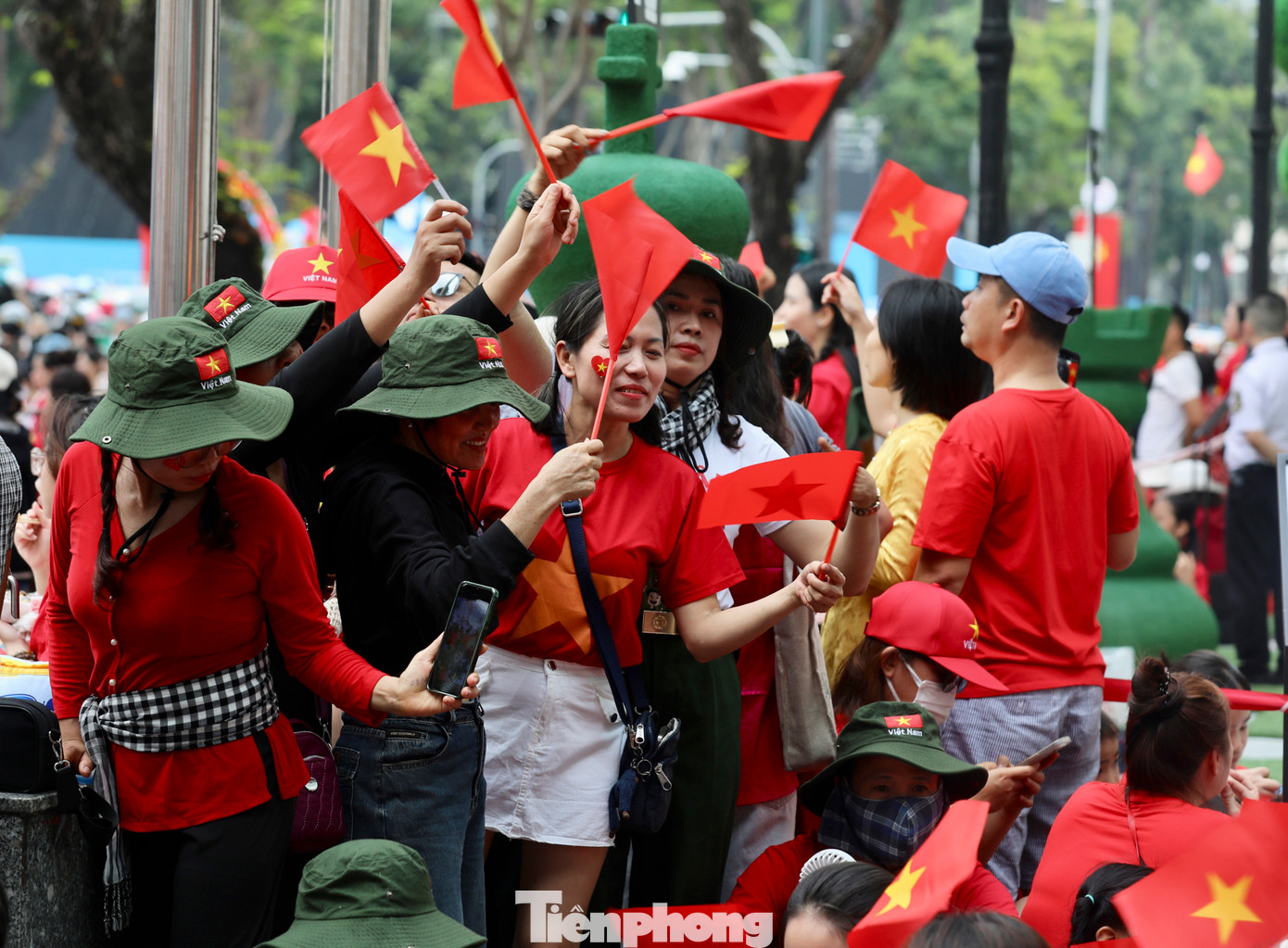 Người dân mang theo cờ Tổ quốc để cổ vũ các khối tham gia buổi sơ duyệt diễu binh, diễu hành.