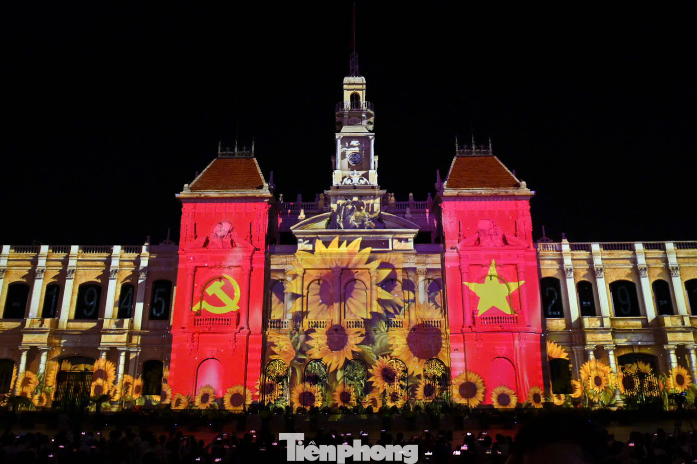 Người dân xem trình diễn ánh sáng 3D Mapping ở mặt tiền trụ sở HĐND và UBND TPHCM.
