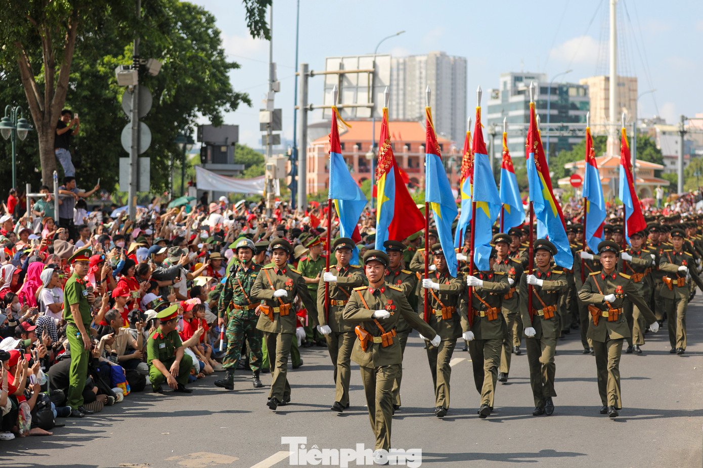 Các khối diễu binh, diễu hành đi qua đường Tôn Đức Thắng.