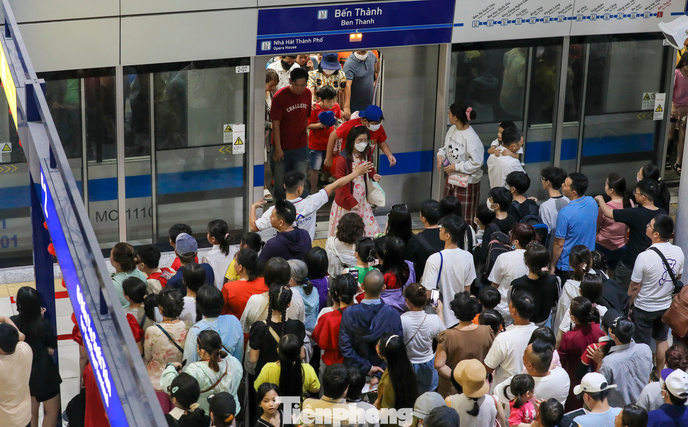 Hành khách chen chúc đi tàu metro số 1 TPHCM trong ngày mùng 2 Tết. Ảnh: Duy Anh.