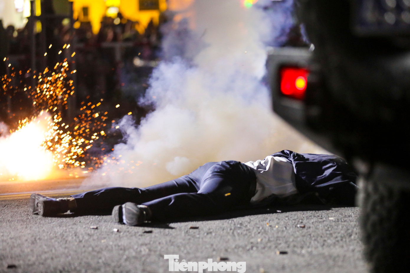 Khi nhóm khủng bố ném vật nổ về phía yếu nhân, một cảnh vệ lao mình về phía vật nổ để dập tắt và đã bị thương khá nặng.