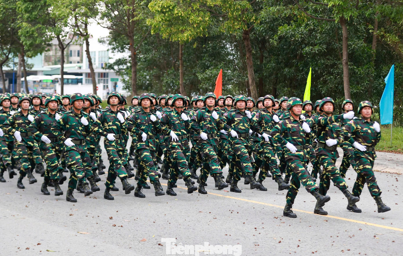 Thiếu tá Minan Porthichon, Trung đoàn Bộ binh Thiết giáp 11, Quân đội Nhân dân Lào, chia sẻ rất vinh dự khi được Việt Nam mời tham gia buổi diễu binh.