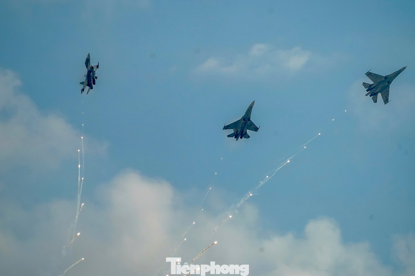 Tiêm kích Su30-MK2 "ngửa bụng" trên trời, sau đó nhào lộn nhiều vòng.