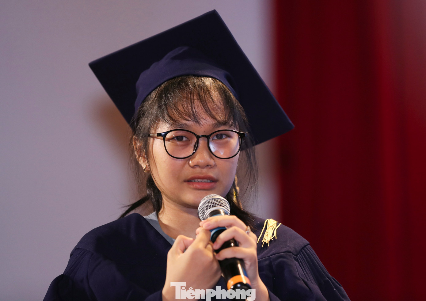 Trần Ngọc Anh Thy, sinh viên năm nhất khoa Quản trị Kinh doanh Đại học Thủ Dầu Một (Bình Dương) có hoàn cảnh đặc biệt khi bố mất vì mắc bệnh hiểm nghèo khi Thy mới được 17 tháng tuổi. Thy chia sẻ cách vượt qua hoàn cảnh khó khăn khi chỉ có mình mẹ là cố gắng học tập từ nhỏ đến lớn. Luôn nghĩ đến mẹ nên cố gắng học nhiều hơn để làm vui lòng mẹ.