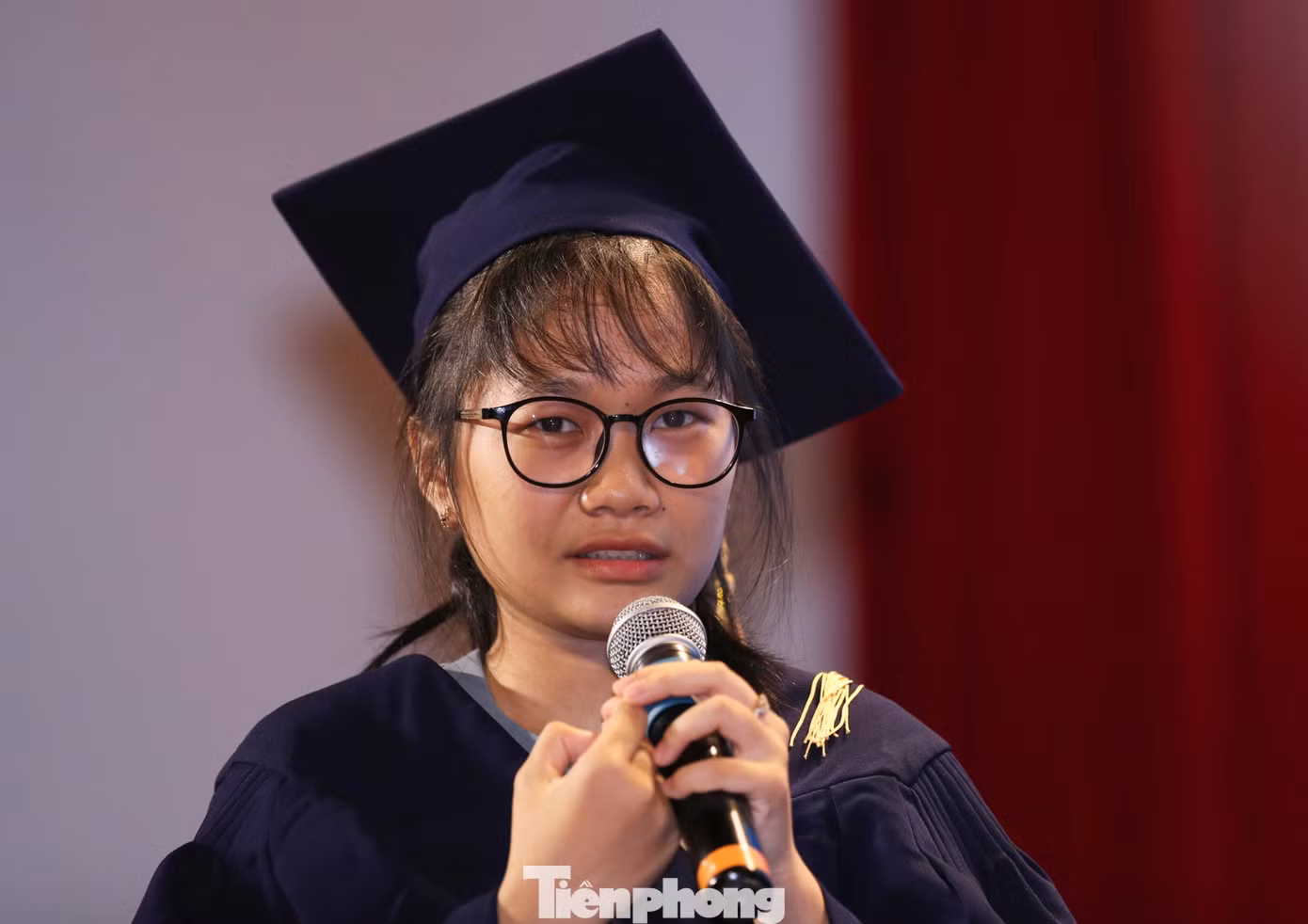 Trần Ngọc Anh Thy, sinh viên năm nhất khoa Quản trị Kinh doanh Đại học Thủ Dầu Một (Bình Dương) có hoàn cảnh đặc biệt khi bố mất vì mắc bệnh hiểm nghèo khi Thy mới được 17 tháng tuổi. Thy chia sẻ cách vượt qua hoàn cảnh khó khăn khi chỉ có mình mẹ là cố gắng học tập từ nhỏ đến lớn. Luôn nghĩ đến mẹ nên cố gắng học nhiều hơn để làm vui lòng mẹ.