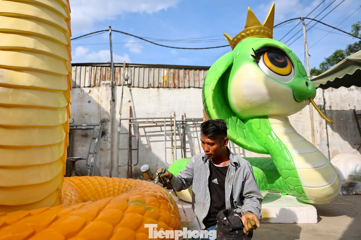 Các mô hình tại đây được chạm khắc công phu, sử dụng chất liệu như mút xốp, nhựa composite. Những người thợ sơn vẽ tỉ mỉ, công phu để tạo hồn cho sản phẩm.