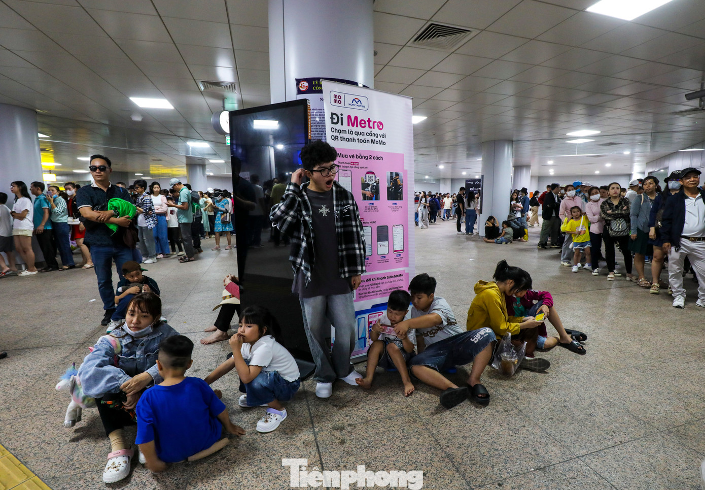 Không chỉ khách TPHCM, rất đông người dân các tỉnh Bình Dương, Đồng Nai, Vũng Tàu cũng về TPHCM, chọn đi Metro vào trung tâm TP vui chơi.